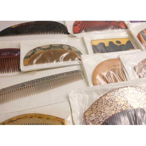 434 - Twenty-one miscellaneous Japanese combs. Including metal, wood, lacquer and tortoiseshell, largest s... 