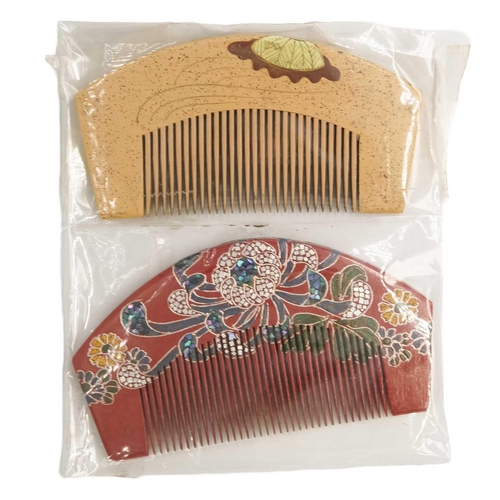 434 - Twenty-one miscellaneous Japanese combs. Including metal, wood, lacquer and tortoiseshell, largest s... 