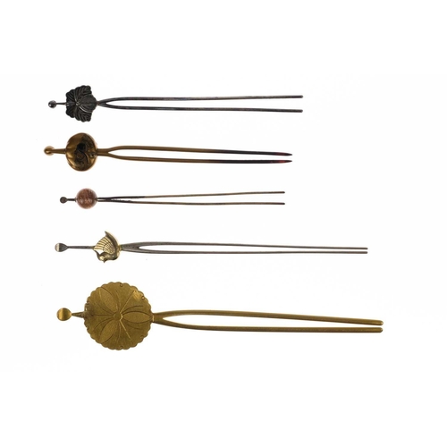 436 - Twelve miscellaneous Japanese kanzashi. Including metal and lacquer, largest length 19cm. From the c... 