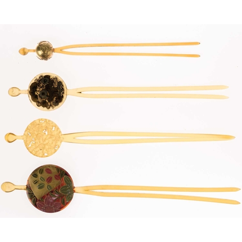 436 - Twelve miscellaneous Japanese kanzashi. Including metal and lacquer, largest length 19cm. From the c... 