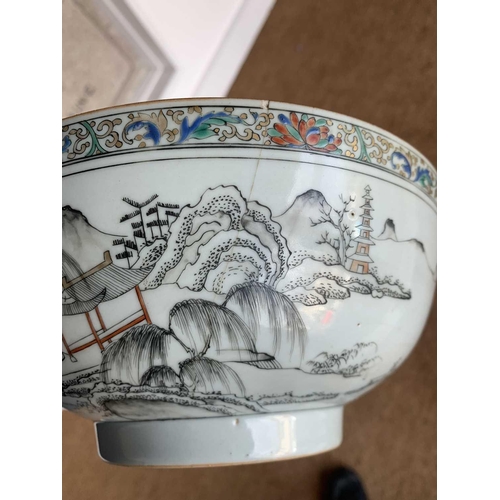 471 - A Chinese porcelain bowl, Qianlong period. The exterior decorated with a river scene and figures and... 