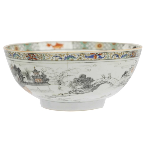 471 - A Chinese porcelain bowl, Qianlong period. The exterior decorated with a river scene and figures and... 