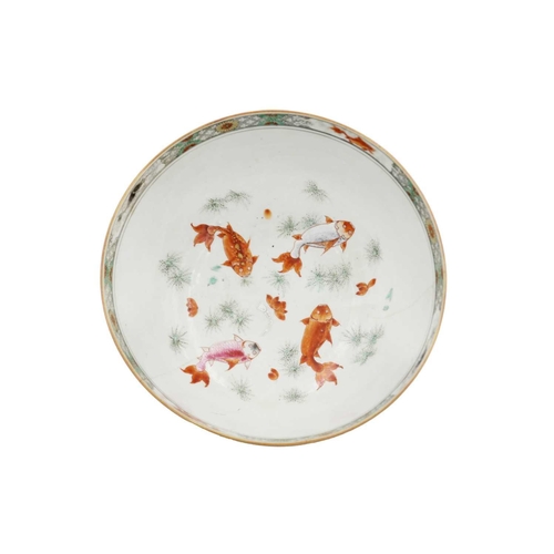 471 - A Chinese porcelain bowl, Qianlong period. The exterior decorated with a river scene and figures and... 