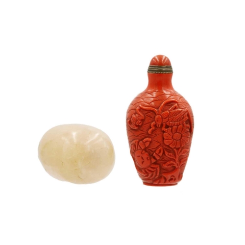 474 - A Chinese agate pebble snuff bottle, Qing Dynasty. With stopper and well hollowed, height 7cm, width... 