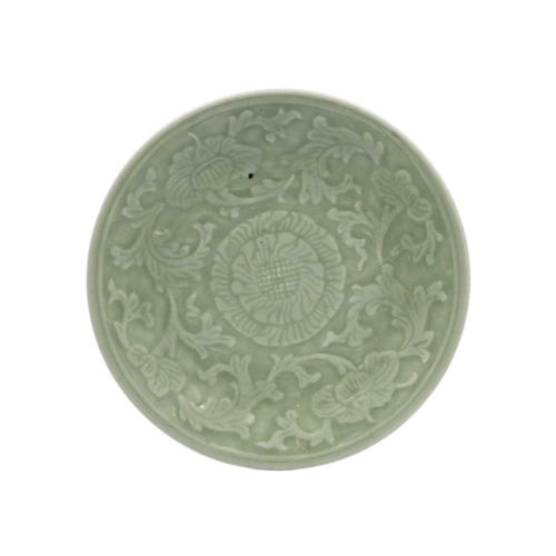 607 - A Chinese porcelain dragon decorated plate, 20th century. With Qianlong seal mark, diameter 21cm and... 