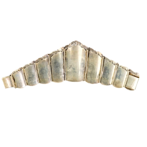 618 - A Siamese sterling silver niello bracelet, 20th century. Stamped on reverse 'STERLING, MADE IN SIAM'... 