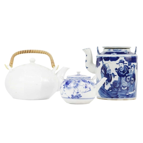 670 - A Chinese blue and white prunus blossom teapot, circa 1900. Depicting figures in a landscape, height... 