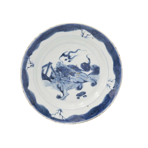 70 - A Chinese blue and white porcelain shallow bowl, Kangxi period. Decorated with a dog of fo, diameter... 