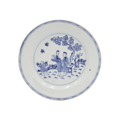 70 - A Chinese blue and white porcelain shallow bowl, Kangxi period. Decorated with a dog of fo, diameter... 