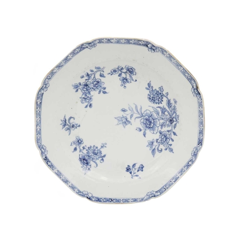 70 - A Chinese blue and white porcelain shallow bowl, Kangxi period. Decorated with a dog of fo, diameter... 