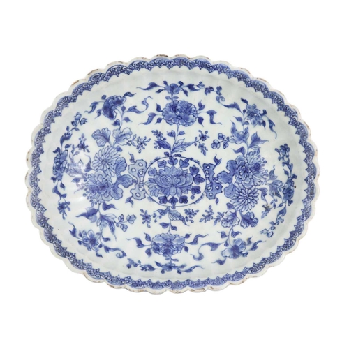 94 - A Chinese export blue and white porcelain dish, 18th/19th century. Height 6.5cm, width 26.5cm, depth... 