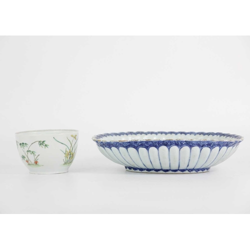 94 - A Chinese export blue and white porcelain dish, 18th/19th century. Height 6.5cm, width 26.5cm, depth... 