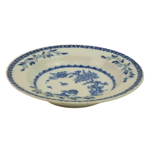 99 - A Chinese export blue and white bowl, Qianlong period, 18th century. The centre decorated with two q... 