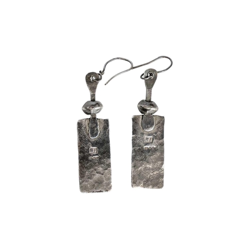 50 - Bryan ILLSLEY (1937) A pair of silver earrings with silver beads Each stamped BI, drop 4cm. Provenan... 