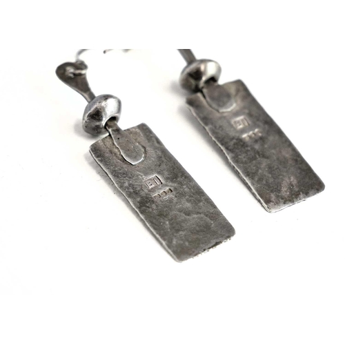 50 - Bryan ILLSLEY (1937) A pair of silver earrings with silver beads Each stamped BI, drop 4cm. Provenan... 