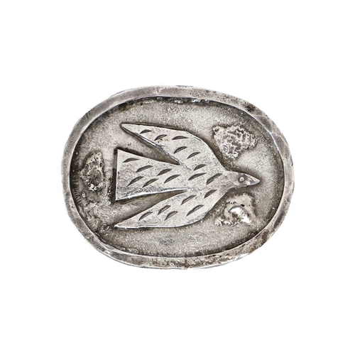 65 - Breon O'CASEY (1928-2011) Silver bird brooch with gold eye Scratched signature to verso, height 3.5c... 