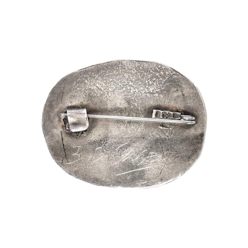 65 - Breon O'CASEY (1928-2011) Silver bird brooch with gold eye Scratched signature to verso, height 3.5c... 