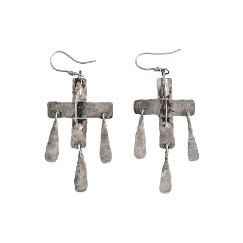 69 - Bryan ILLSLEY (1937) A pair of sculptural silver earrings Drop 5cm. Provenance - Purchased directly ... 