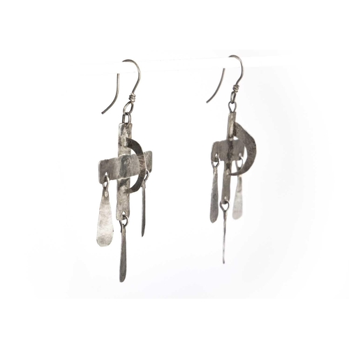 69 - Bryan ILLSLEY (1937) A pair of sculptural silver earrings Drop 5cm. Provenance - Purchased directly ... 