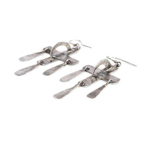 69 - Bryan ILLSLEY (1937) A pair of sculptural silver earrings Drop 5cm. Provenance - Purchased directly ... 