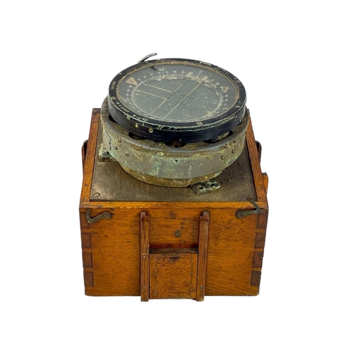 302 - A WWII oak cased Air Force compass. Type P10, stamped number 11870T, diameter of dial 16.5cm.