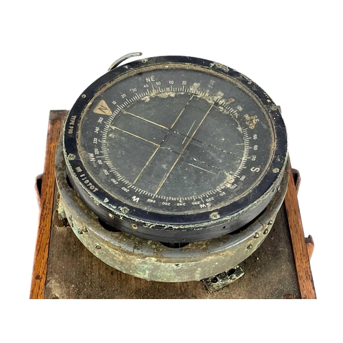 302 - A WWII oak cased Air Force compass. Type P10, stamped number 11870T, diameter of dial 16.5cm.