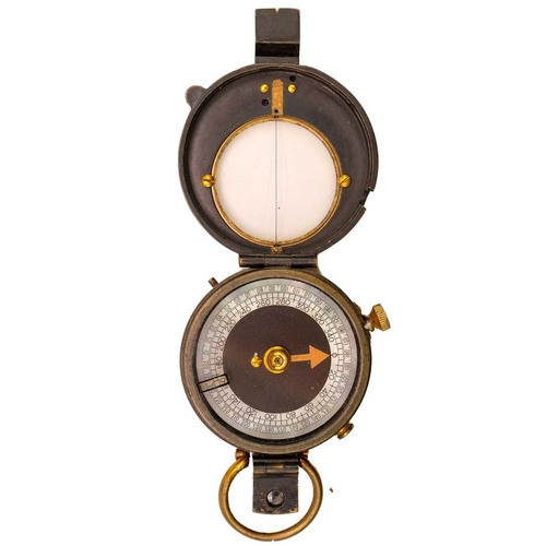 315 - A WW I era lacquered brass compass by Verners pattern VII. Stamped to verso 1917 with a broad arrow,... 