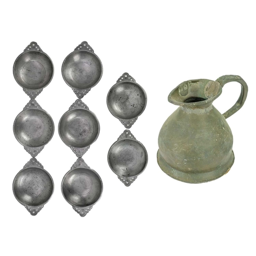 75 - A set of seven 20th century twin handle pewter porringer bowls with pierced handles. Maximum width 1... 