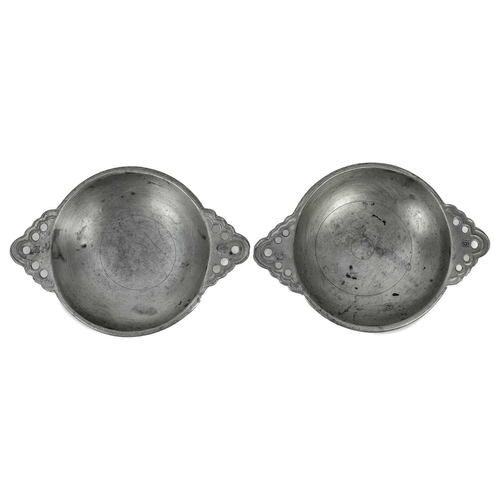 75 - A set of seven 20th century twin handle pewter porringer bowls with pierced handles. Maximum width 1... 