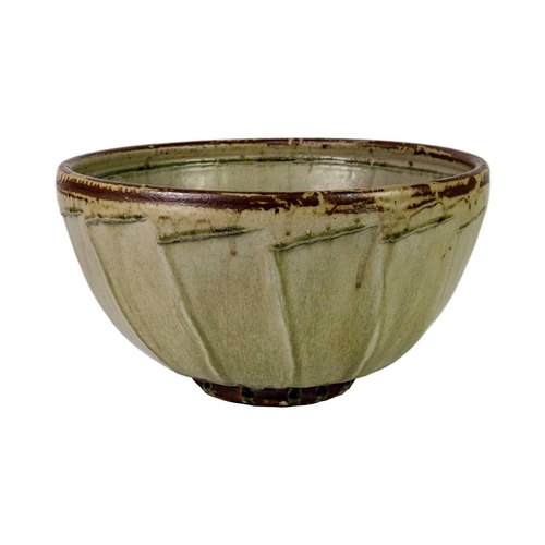 568 - Richard BATTERHAM (1936-2021) Large cut-sided bowl Ceramic, height 23cm, diameter 41cm.