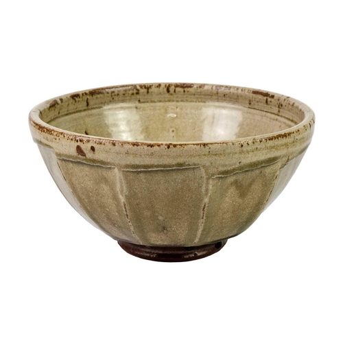 570 - Richard BATTERHAM (1936-2021) Footed cut-sided bowl Ceramic, height 14cm, diameter 28cm.