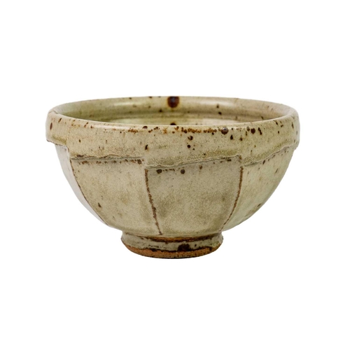 575 - Richard BATTERHAM (1936-2021) Footed bowl Ceramic, height 9cm, diameter 15.5cm.