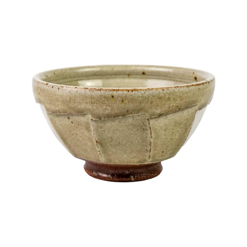 576 - Richard BATTERHAM (1936-2021) Footed bowl Ceramic, height 9cm, diameter 15.5cm.