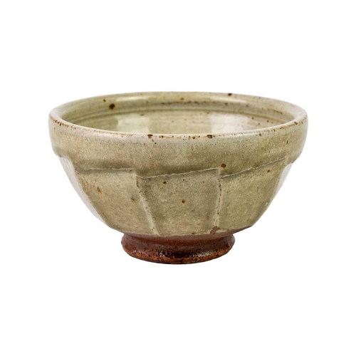 576 - Richard BATTERHAM (1936-2021) Footed bowl Ceramic, height 9cm, diameter 15.5cm.