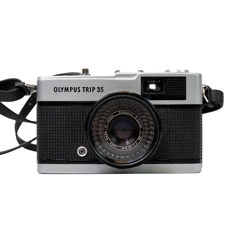 32 - An Olympus OM10 SLR camera. Fitted with a Sigma Zoom Master 35-70mm lens and other accessories toget... 