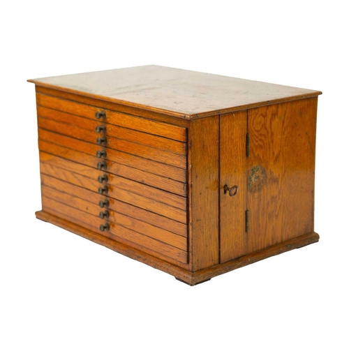 33 - An oak collector's cabinet. With unusual side locking mechanism. Height 20cm, width 33.5cm, depth 22... 