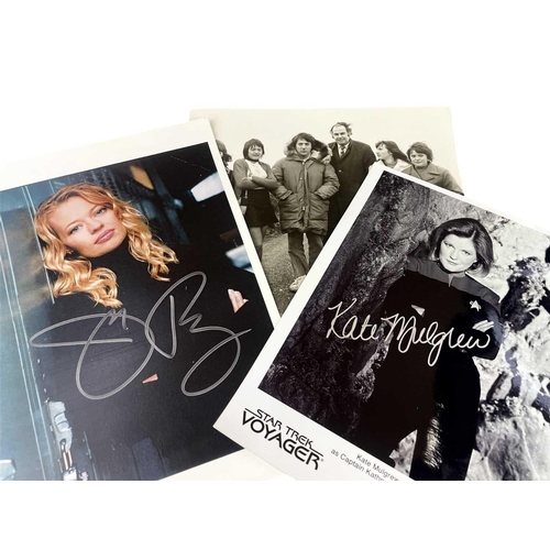 30 - A collection of four autograph albums, two photograph albums, etc. Some with drawings and sketches, ... 