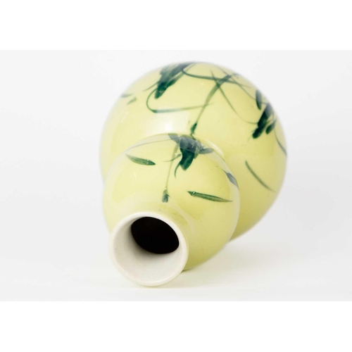 159 - A Japanese porcelain double gourd vase, early 20th century. Height 18cm, width 10cm.