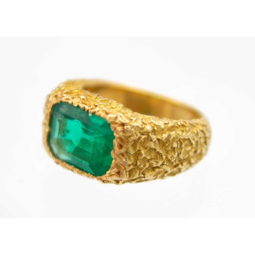 10 - CHAUMET - A good high-purity gold 2.30ct emerald set ring. The emerald of a vivid green colour and g... 