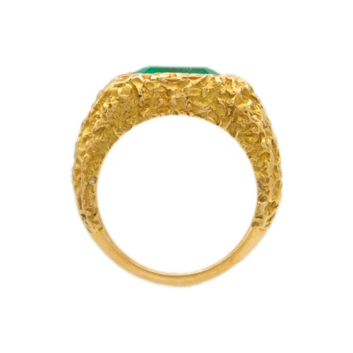 10 - CHAUMET - A good high-purity gold 2.30ct emerald set ring. The emerald of a vivid green colour and g... 