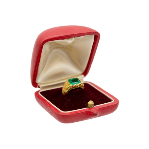 10 - CHAUMET - A good high-purity gold 2.30ct emerald set ring. The emerald of a vivid green colour and g... 