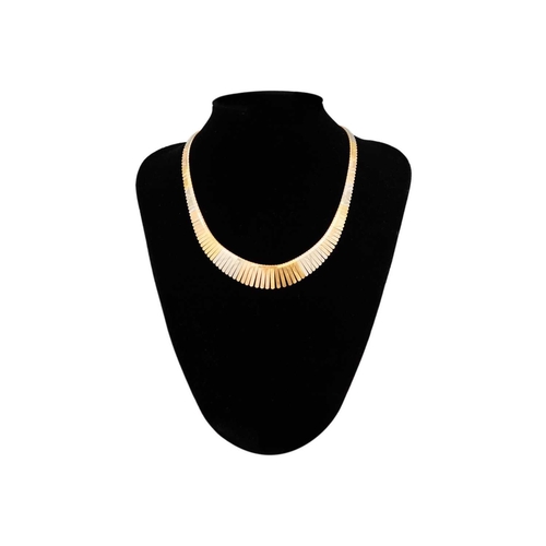 40 - An Italian 18ct tri-colour gold graduated fringe choker necklace. With engine turned decoration, sta... 