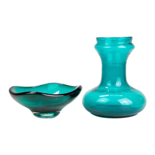 402 - A Kosta Boda green swirl glass tumbler. With a collection of other colourful retro glassware includi... 