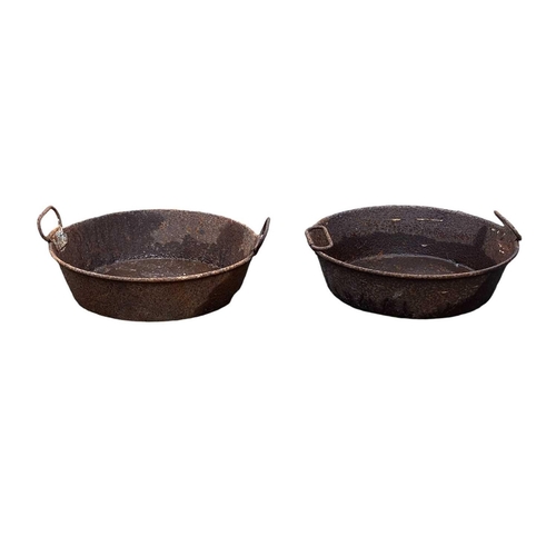 810 - Cast iron pots. Including a kettle and a chimney jack.