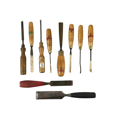 67 - Wood Carving Chisels Twelve of which were made by Tiranti, well looked after with very clean edges. ... 