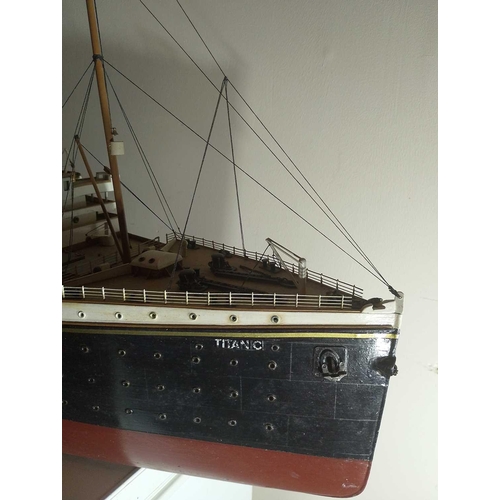 109 - A model of the RMS Titanic A fine reproduction of the world's most famous liner, the decking with fi... 