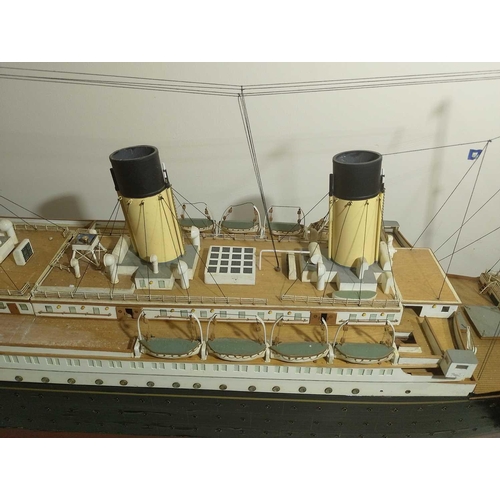 109 - A model of the RMS Titanic A fine reproduction of the world's most famous liner, the decking with fi... 