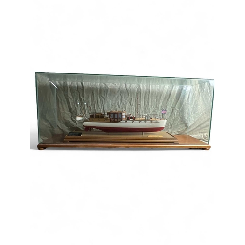 506 - The Thornycroft yacht Bluebird A fine scale model L.O.A 62cm on plinth and with glass case height 51... 