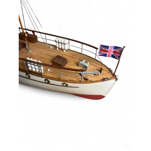 506 - The Thornycroft yacht Bluebird A fine scale model L.O.A 62cm on plinth and with glass case height 51... 