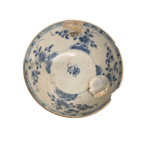 666 - The Nanking cargo and the shipwreck of the Geldermalsen. A Chinese blue and white porcelain cafe au ... 